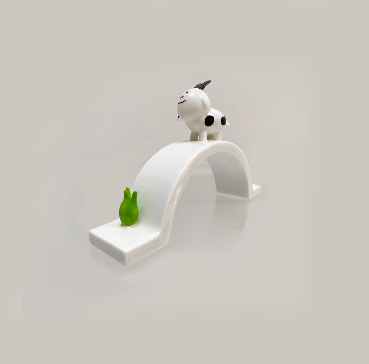 Alessi Signorina due Cornetti, decoratief bruggetje met dierfiguurtje, wit met groen accent