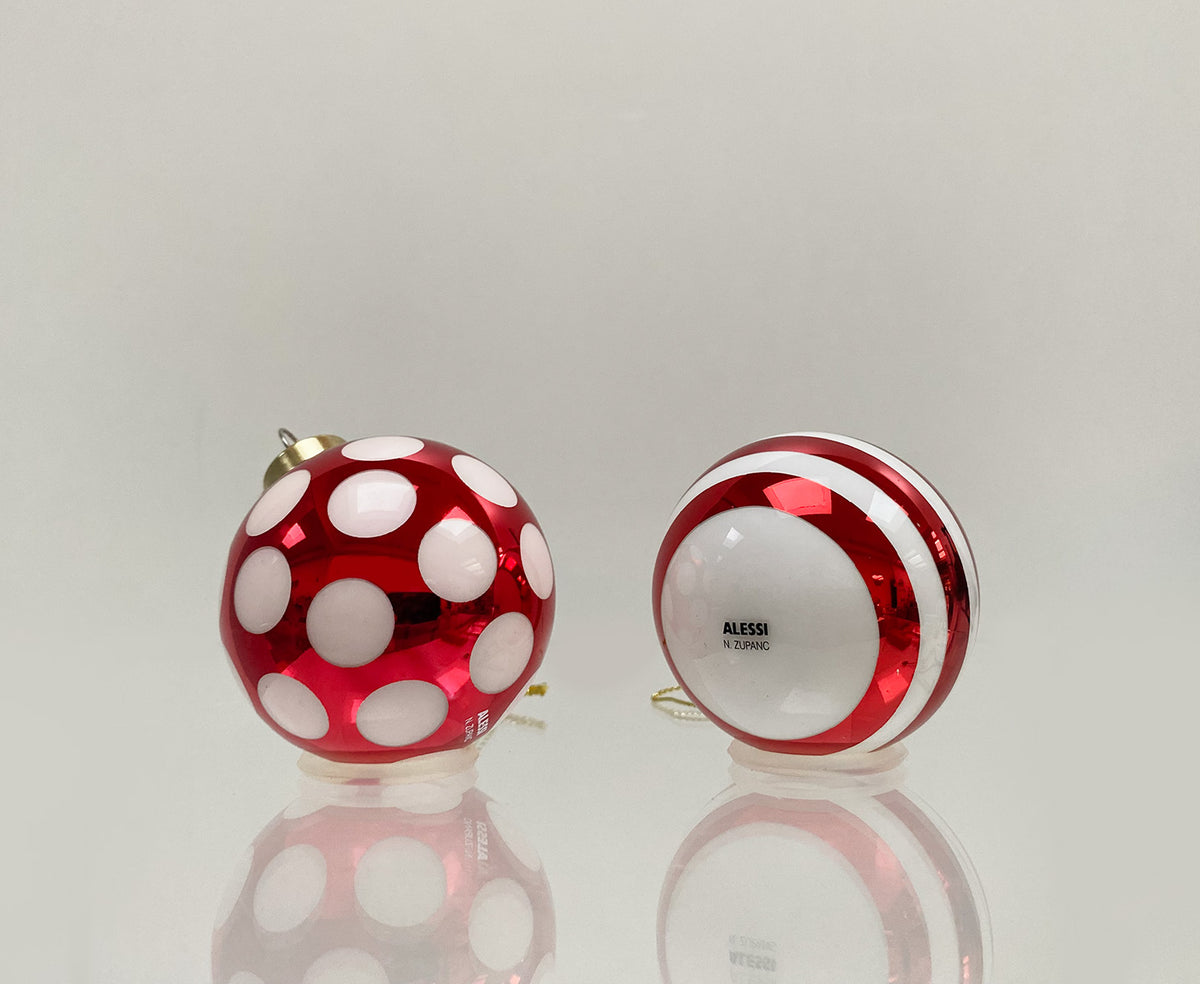 Alessi Delight glazen kerstballen met stippen- en strepenmotief in rood-wit, van Nika Zupanc