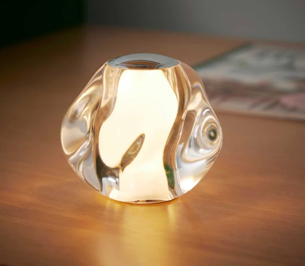 Detail van de chromen dop op de Loom Ice Ball, lichtobject in helder glas