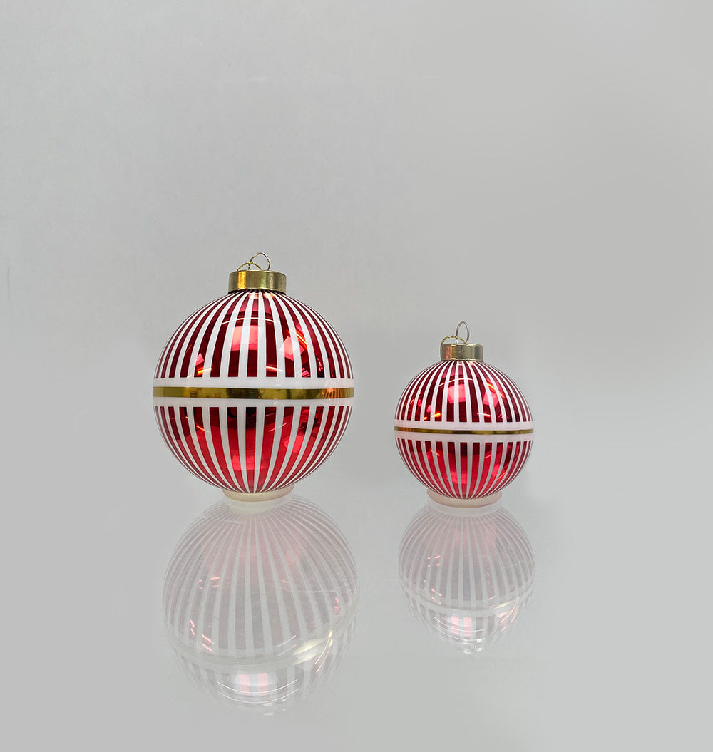 Alessi Delight kerstbal in grote en kleine maat naast elkaar, rood-wit gestreept