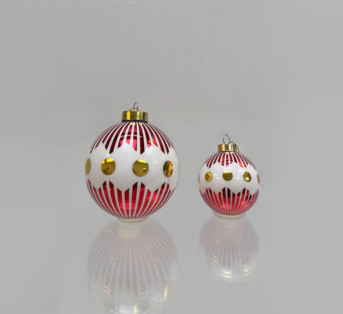 Alessi Delight grote en kleine kerstbal naast elkaar, glazen, rood-wit gestreept