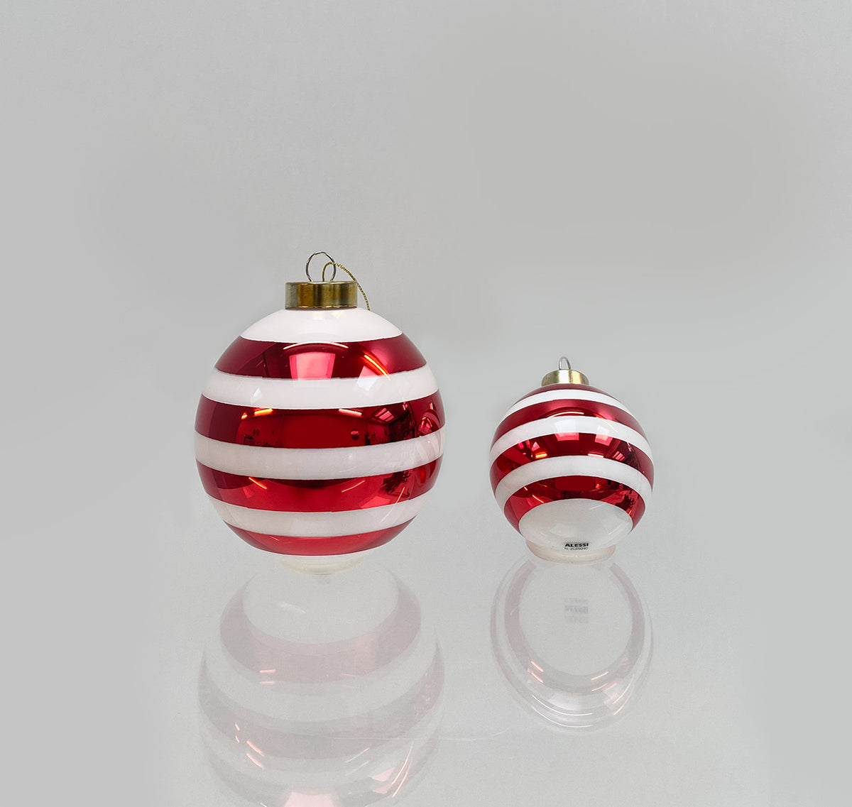 Alessi Delight kerstbal in grote en kleine maat naast elkaar