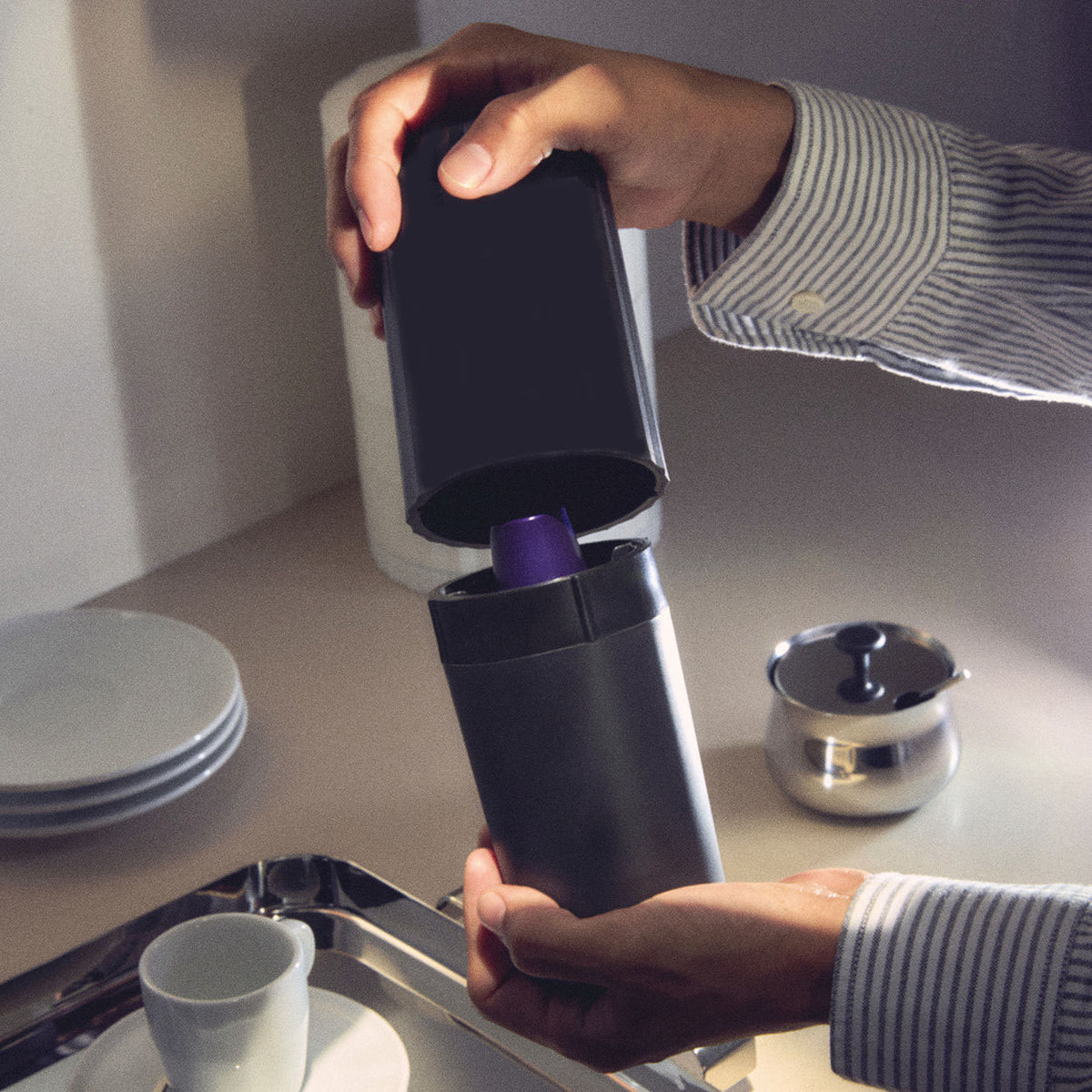 Plissé capsulecrusher in gebruik voor het pletten van een koffiecapsule