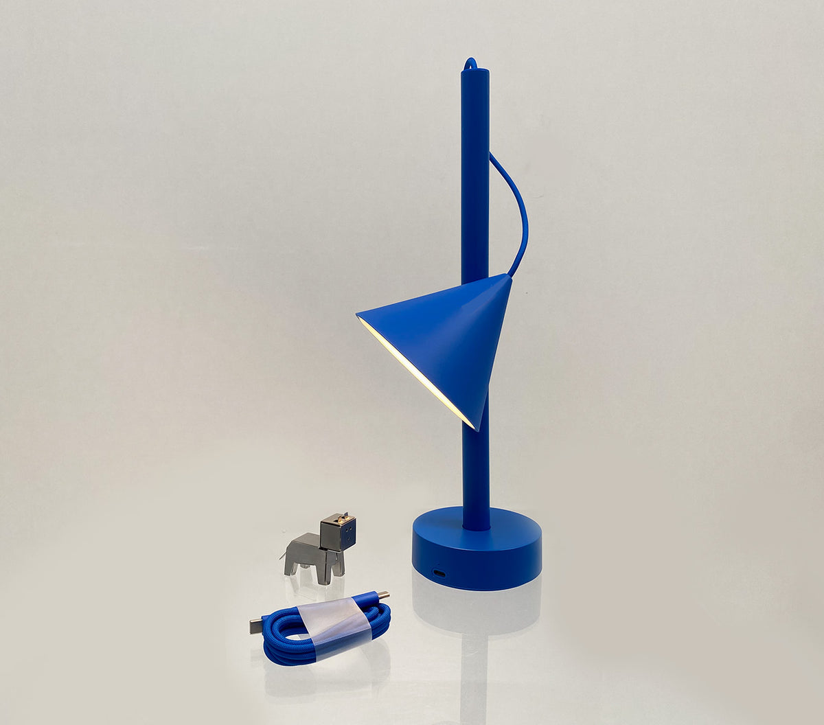 Alessi Tsumiki lamp in blauw, losse onderdelen met oplaadsnoer