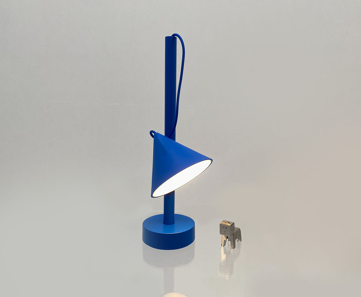 Alessi Tsumiki lamp in blauw, met staaf en voet, brandend licht