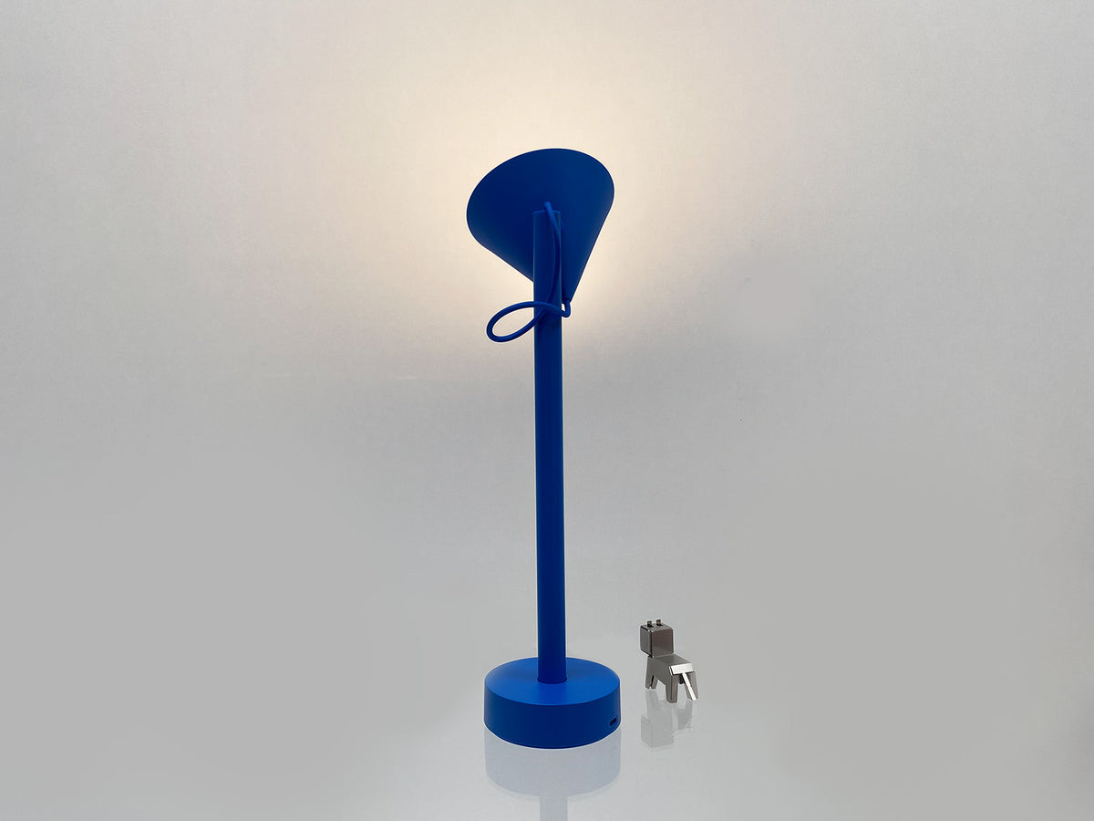 Alessi Tsumiki lamp in blauw, zijaanzicht met staaf en voet