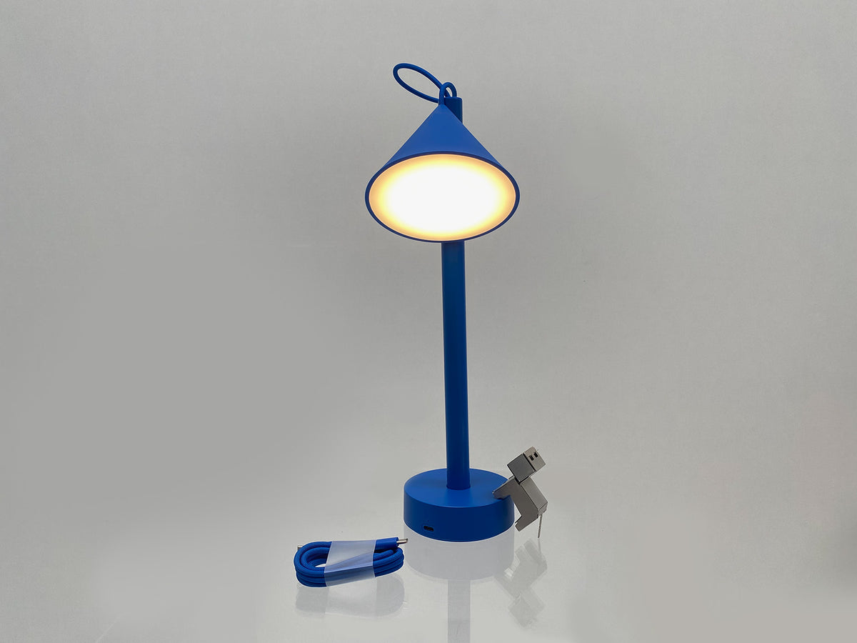 Alessi Tsumiki lamp in blauw, kap omlaag met brandend licht