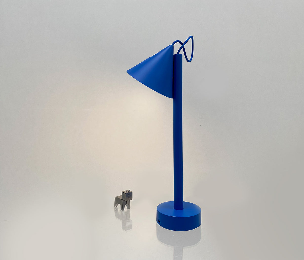 Alessi Tsumiki lamp in blauw, detail van staaf met losse kap