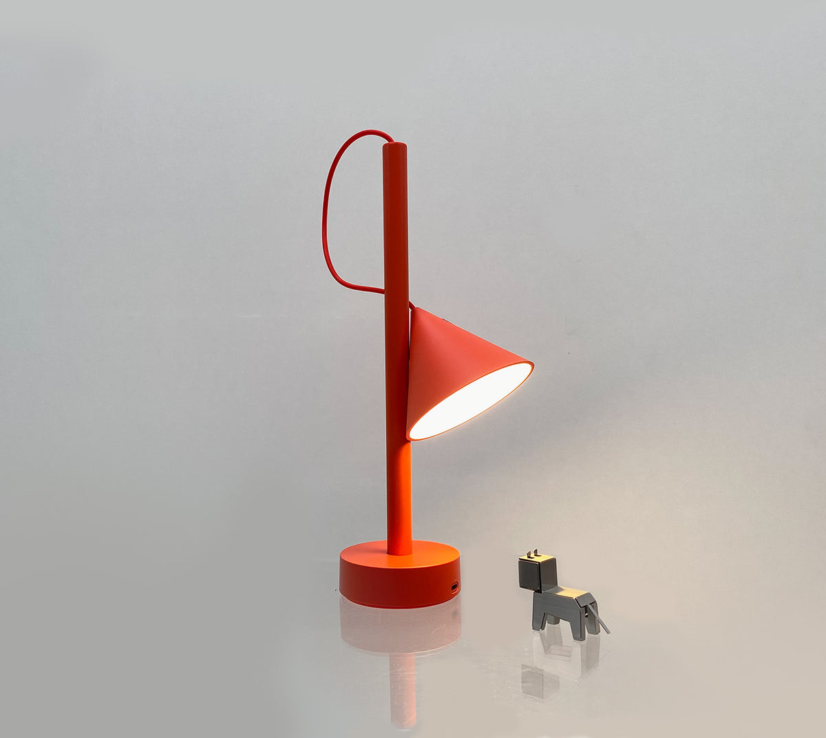 Alessi Tsumiki oplaadbare lamp met staaf en voet in rood, brandend