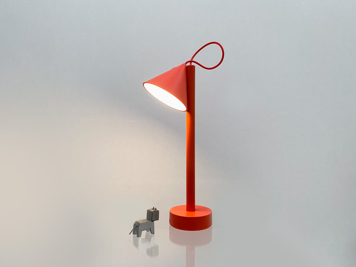 Alessi Tsumiki lamp in rood, zijaanzicht met kegelvormige kap