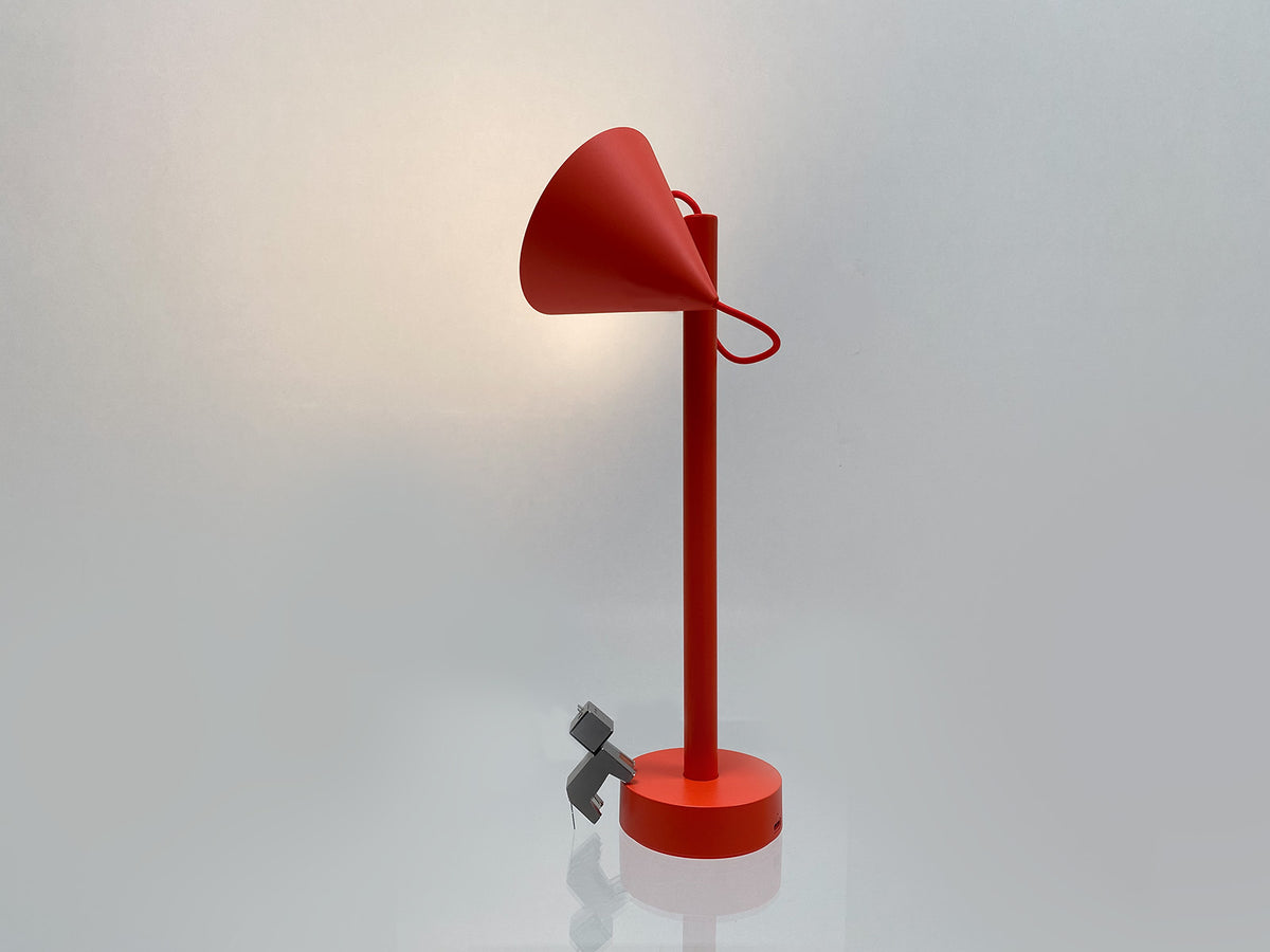 Alessi Tsumiki lamp in rood, vooraanzicht met brandend licht