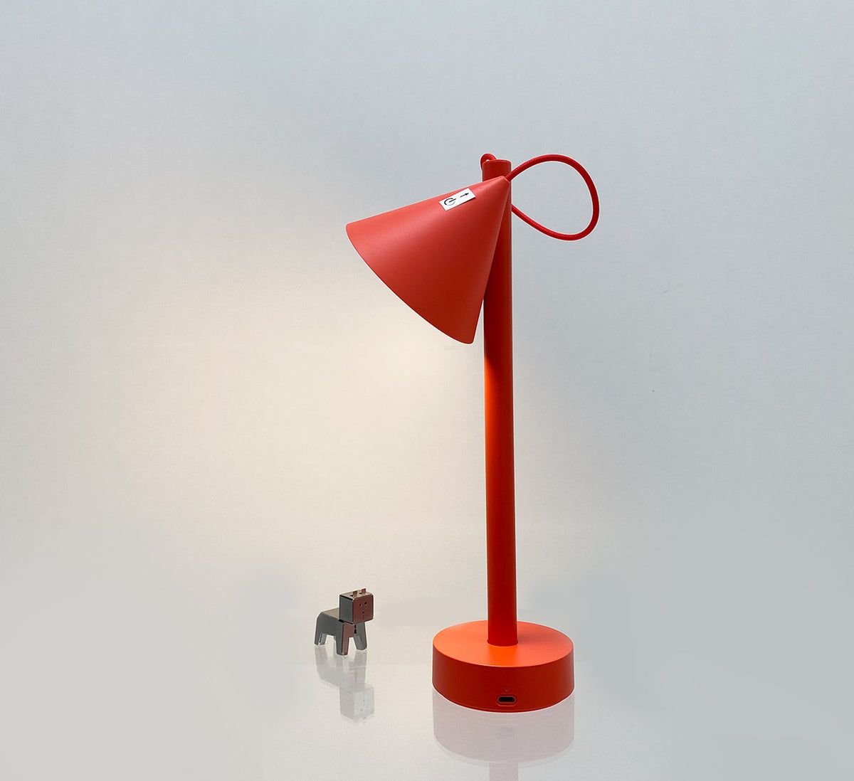 Alessi Tsumiki lamp in rood, detail van voet met oplaadaansluiting