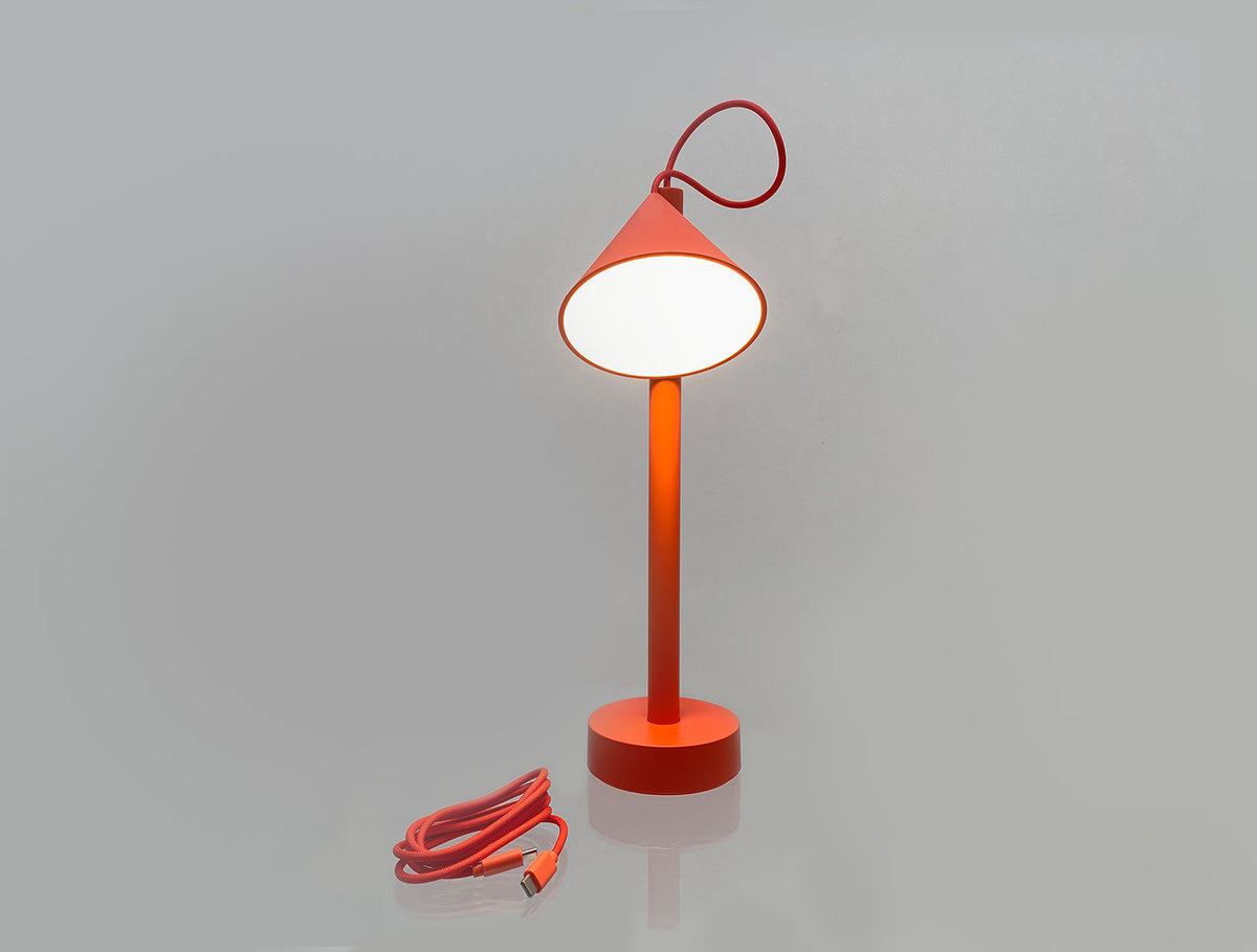 Alessi Tsumiki lamp in rood met los oplaadsnoer in dezelfde tint