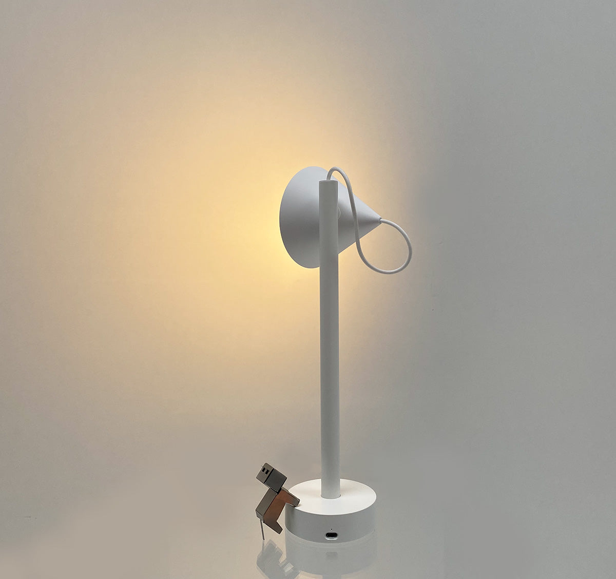 Tsumiki tafellamp van Alessi in wit, kap los van staaf met usb-oplaadkabel