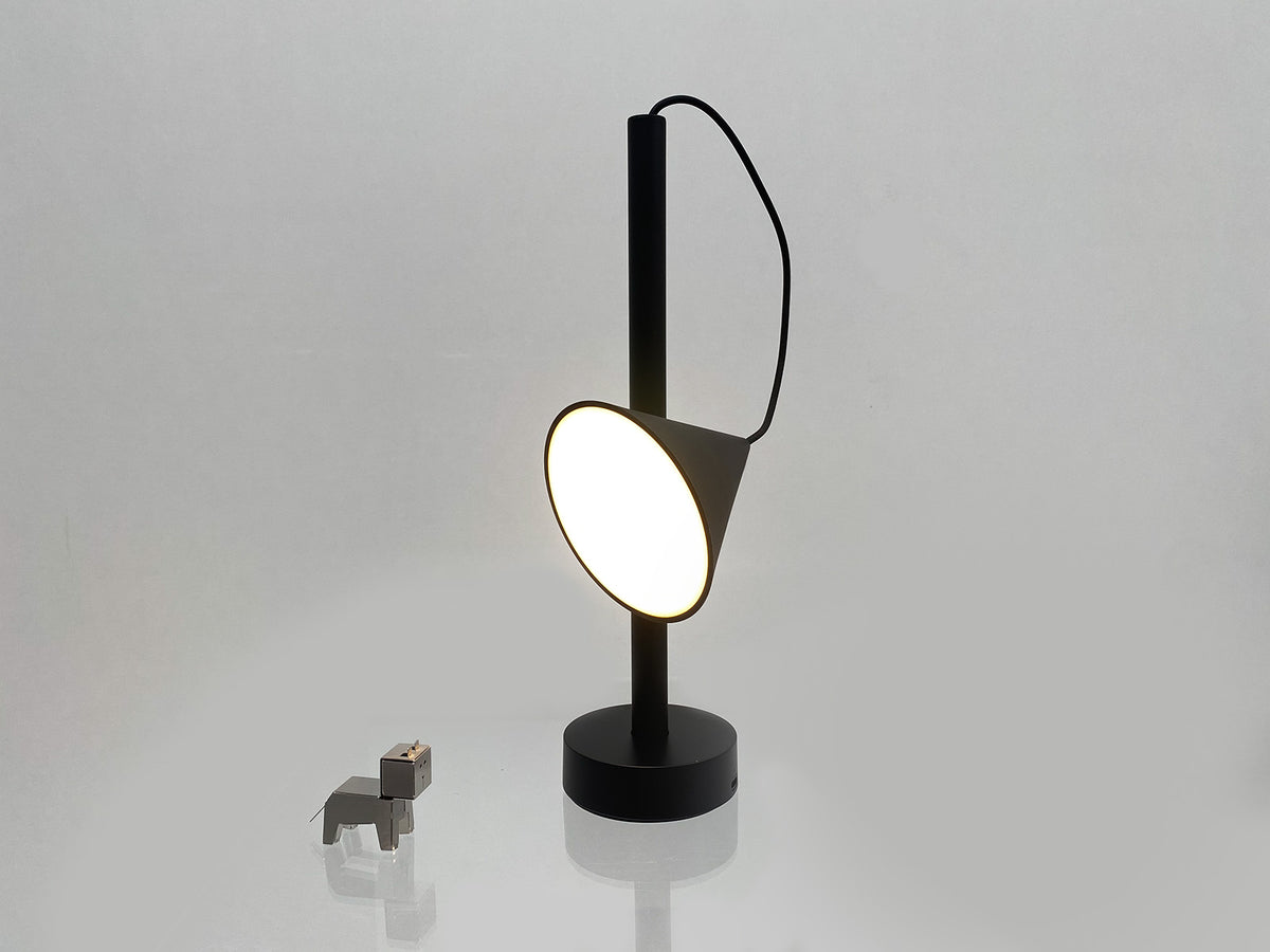Tsumiki tafellamp van Alessi in zwart, detail van de brandende kap