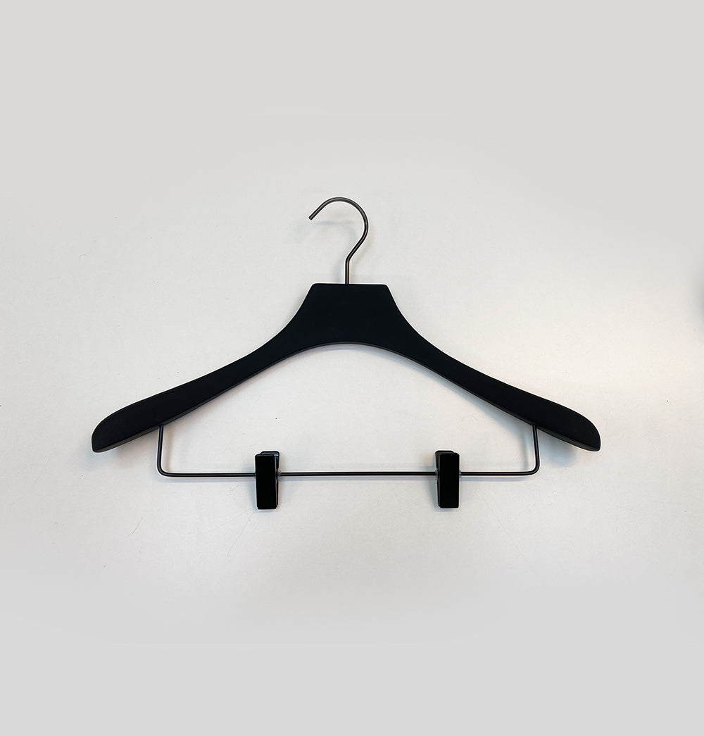 Zwarte kledinghanger voor heren met metalen clips, vooraanzicht