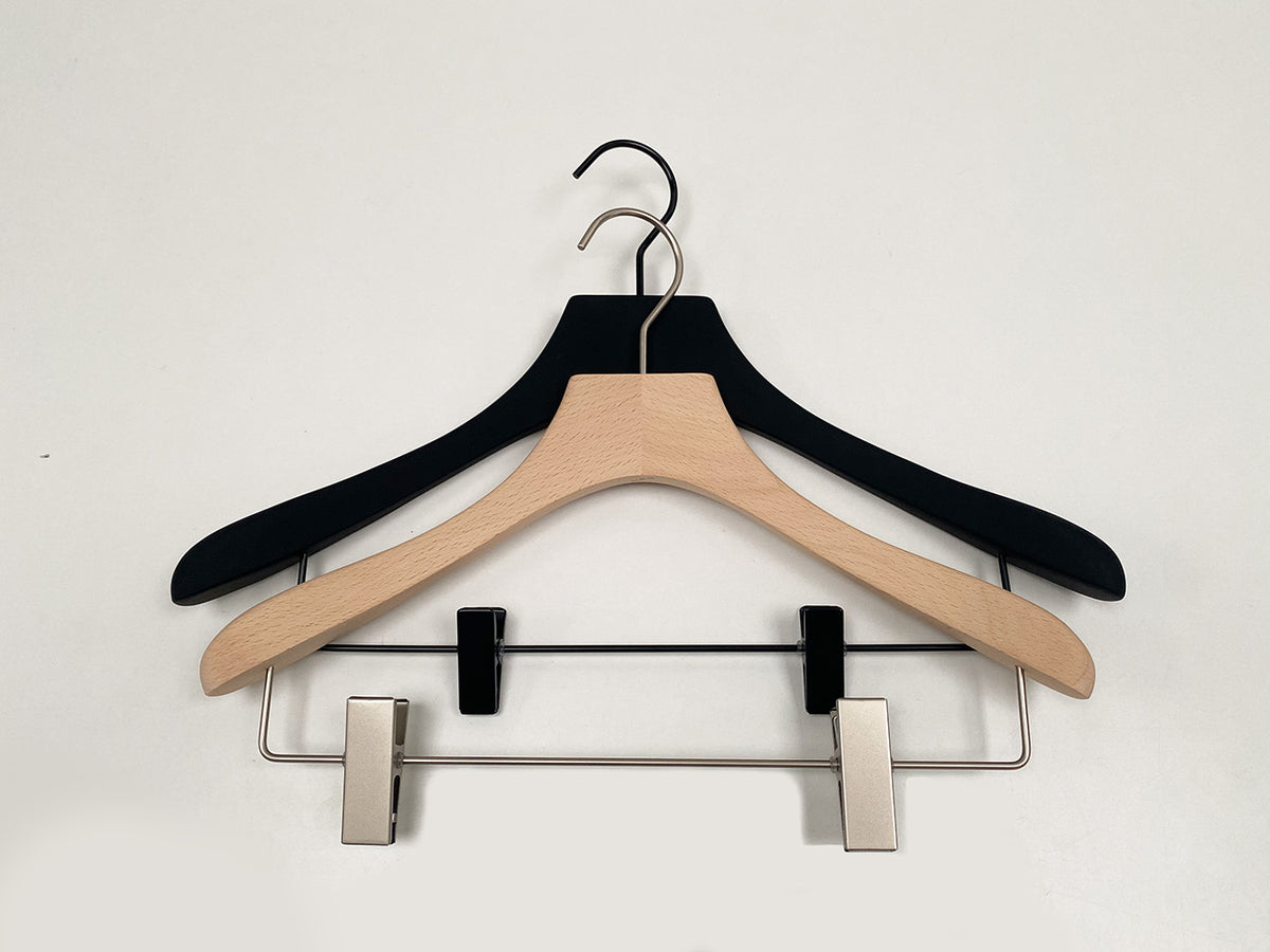 Vergelijking van zwarte en houten kledinghanger voor heren en dames