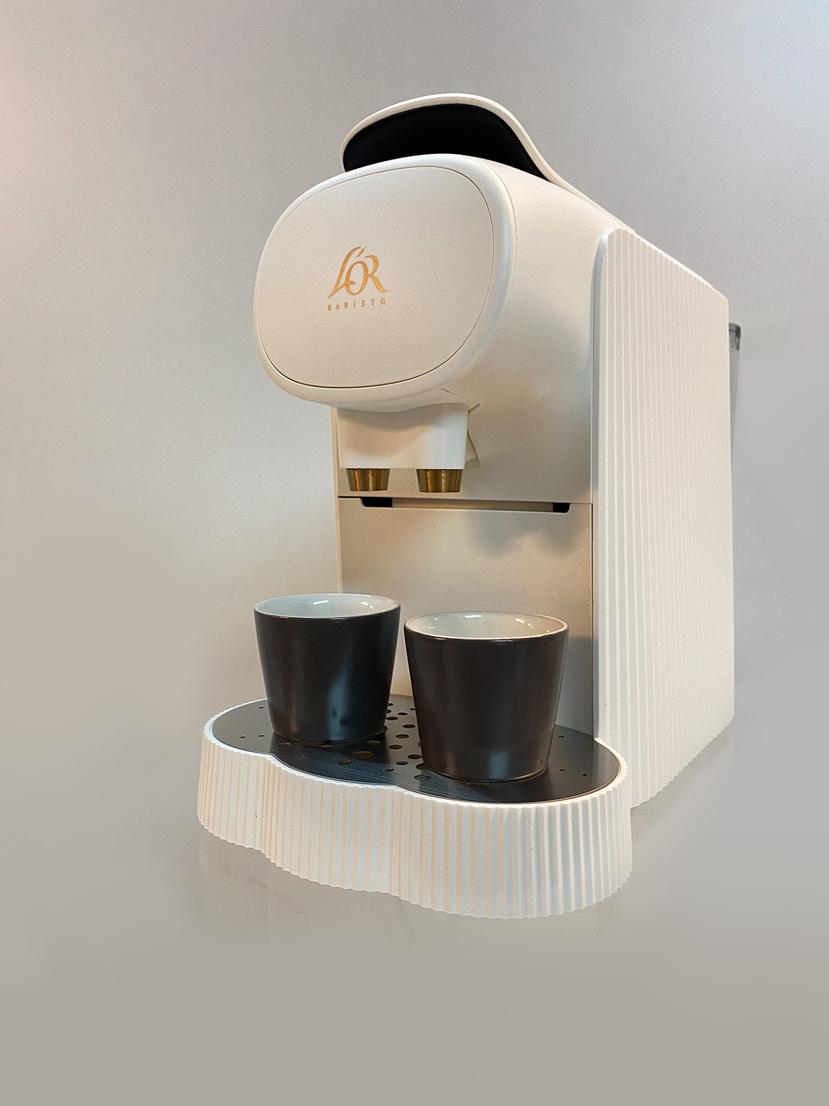 L'Or Plissé coffee machine, side view at an angle in white