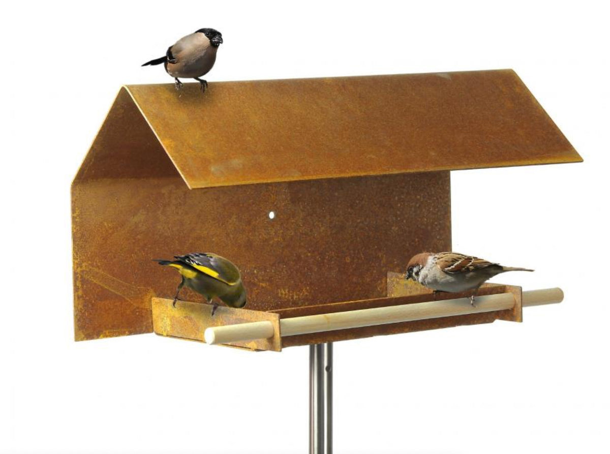 Voederhuisje VH-2 in roest staal, twee vogels aan de voederplank en één op het dak