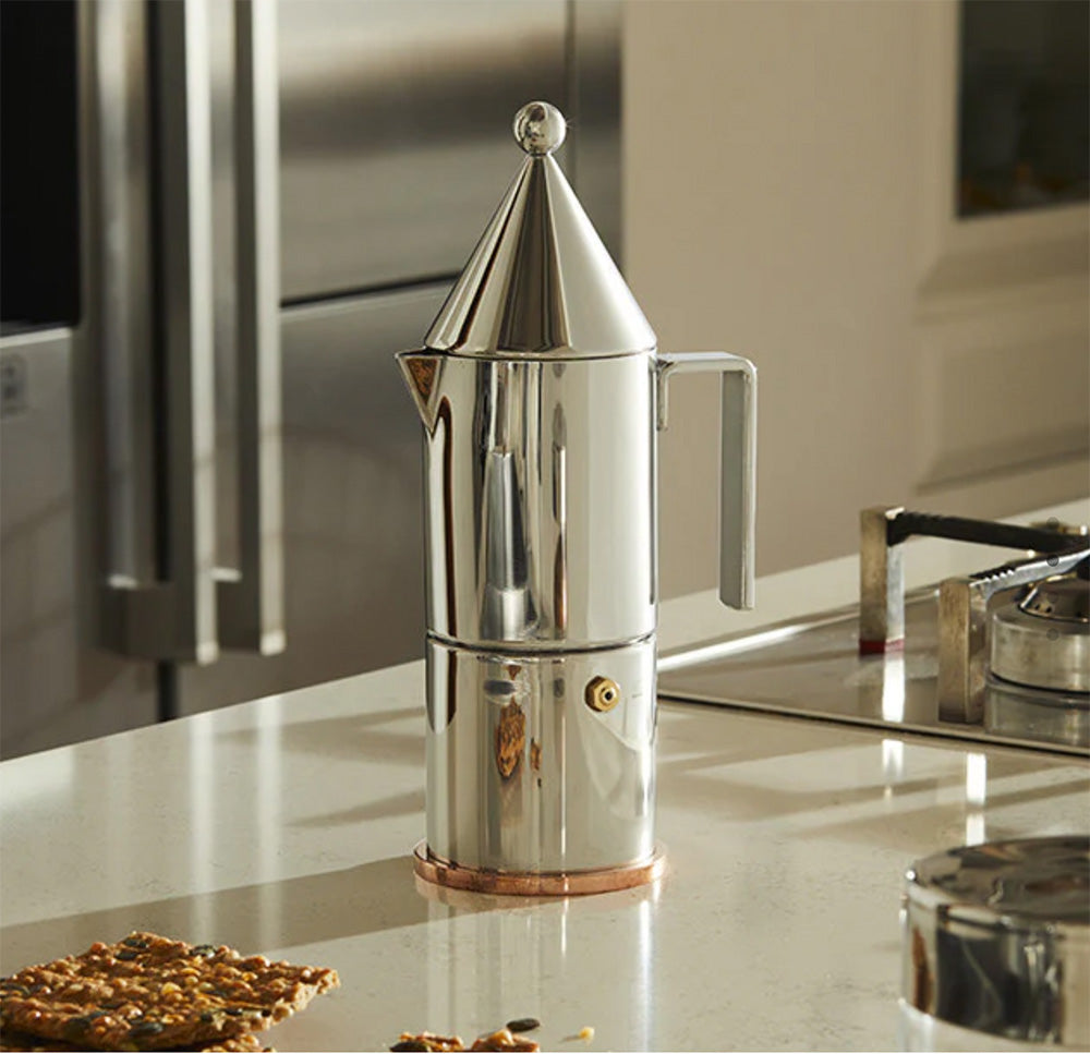 Alessi percolator 90002/6 met koperen bodem, hier op een keukenblad
