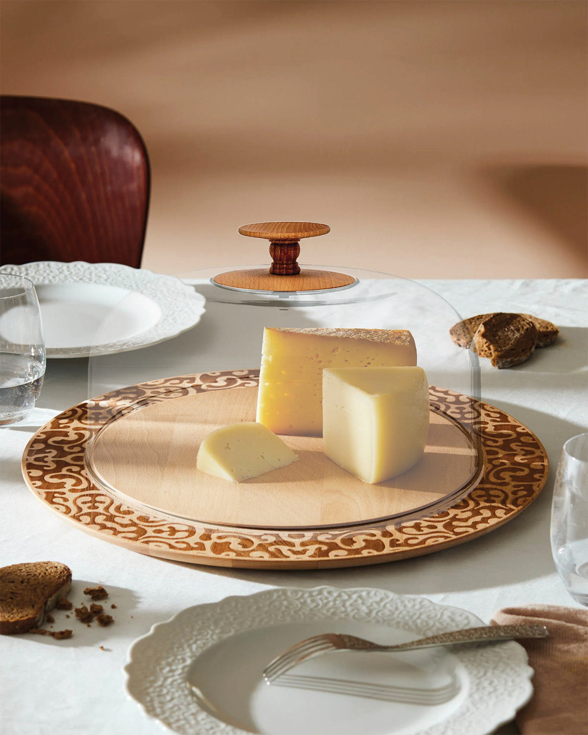 Alessi Dressed taartplateau met losse stolp, met kaas erop