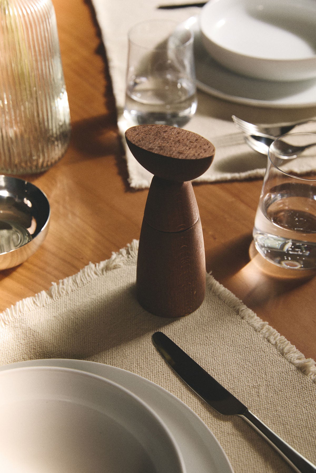 Alessi Oaxaca peper- en zoutmolen in beukenhout, in gebruik.