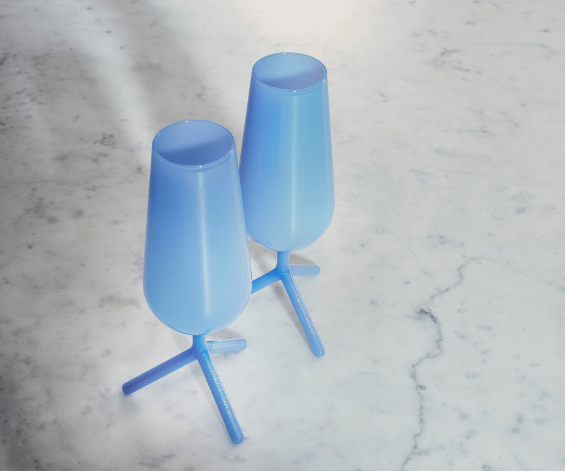 Twee kleine vazen in lavendelblauw glas op driepootvoet, naast elkaar