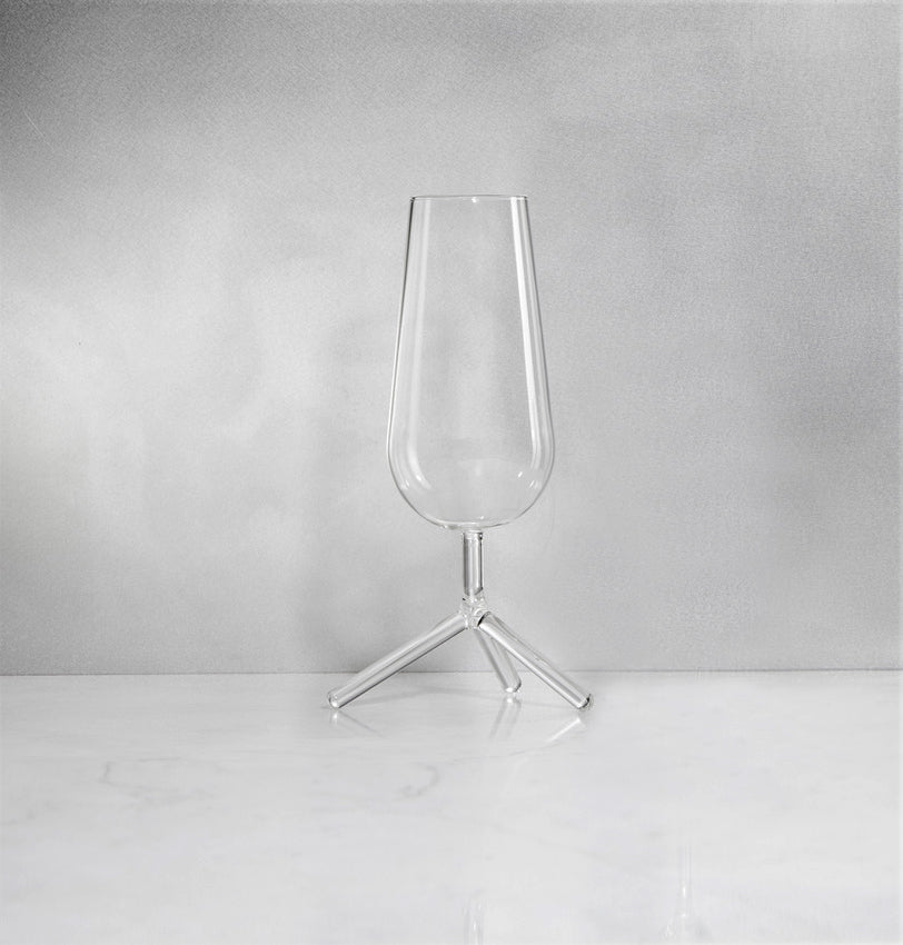 Hoge vaas van helder glas op driepotige voet, ontwerp Maarten Baptist voor Alessi