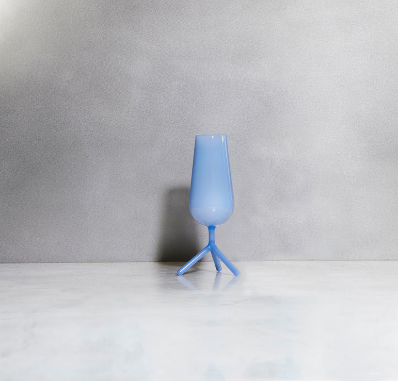 Kleine vaas van Alessi, ontwerp Maarten Baptist, lavendelblauw glas op driepootvoet, vooraanzicht