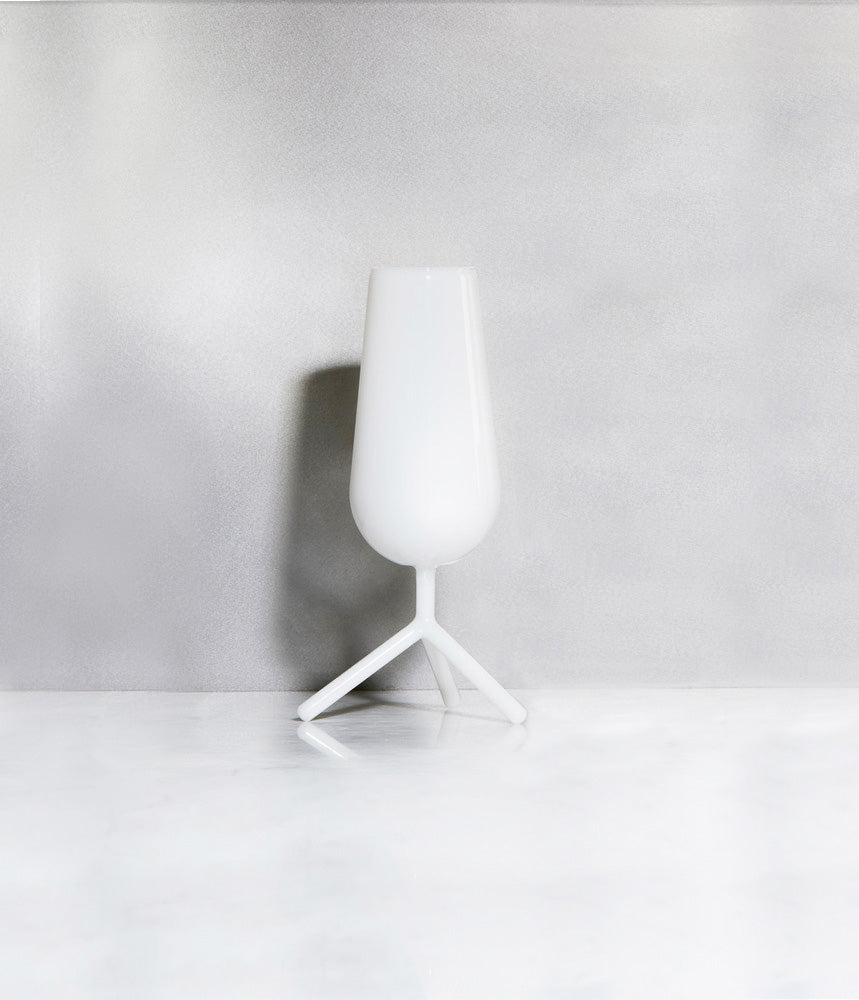 Alessi hoge vaas op driepotige voet, melkwit glas, ontwerp Maarten Baptist