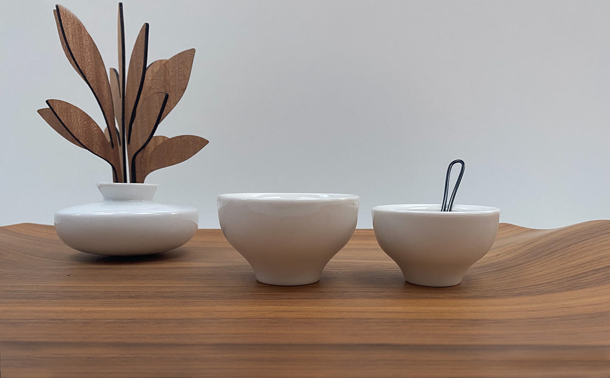 Alessi espressolepel, mooi zwart lepeltje met open contourhandvat, naast kopjes