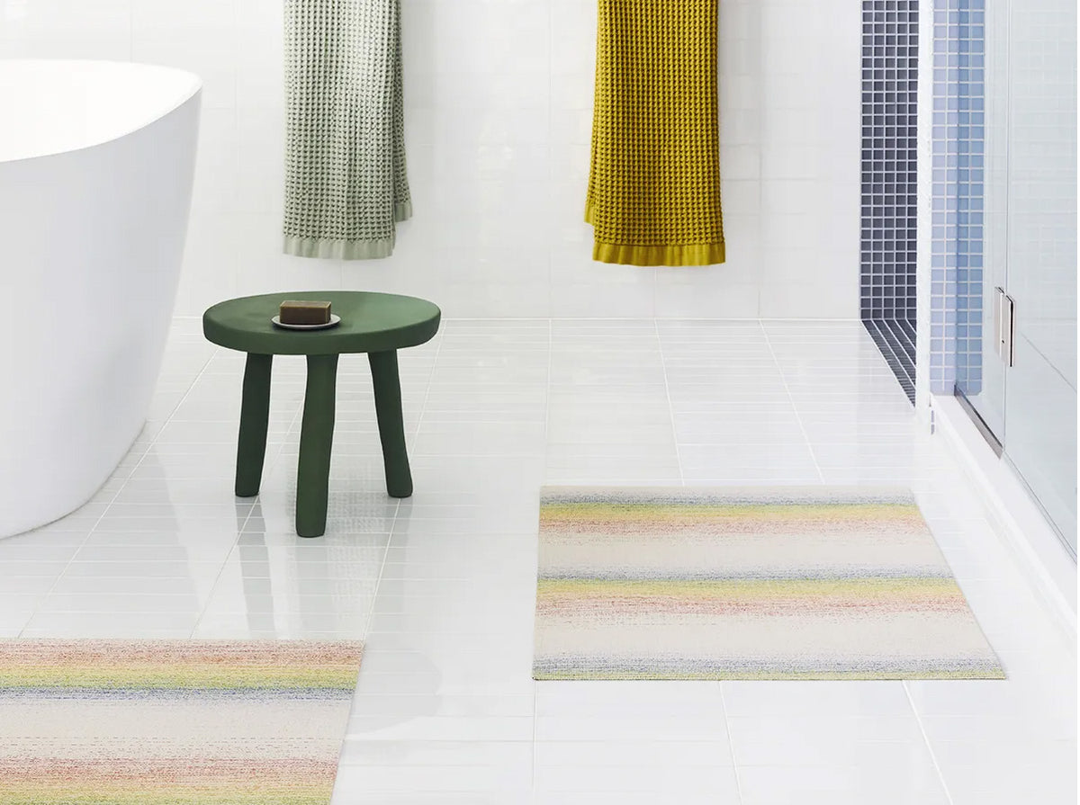 Chilewich Rainbow Ombré vloermatten, speciale editie, twee stuks naast elkaar in de badkamer bij bad en douche