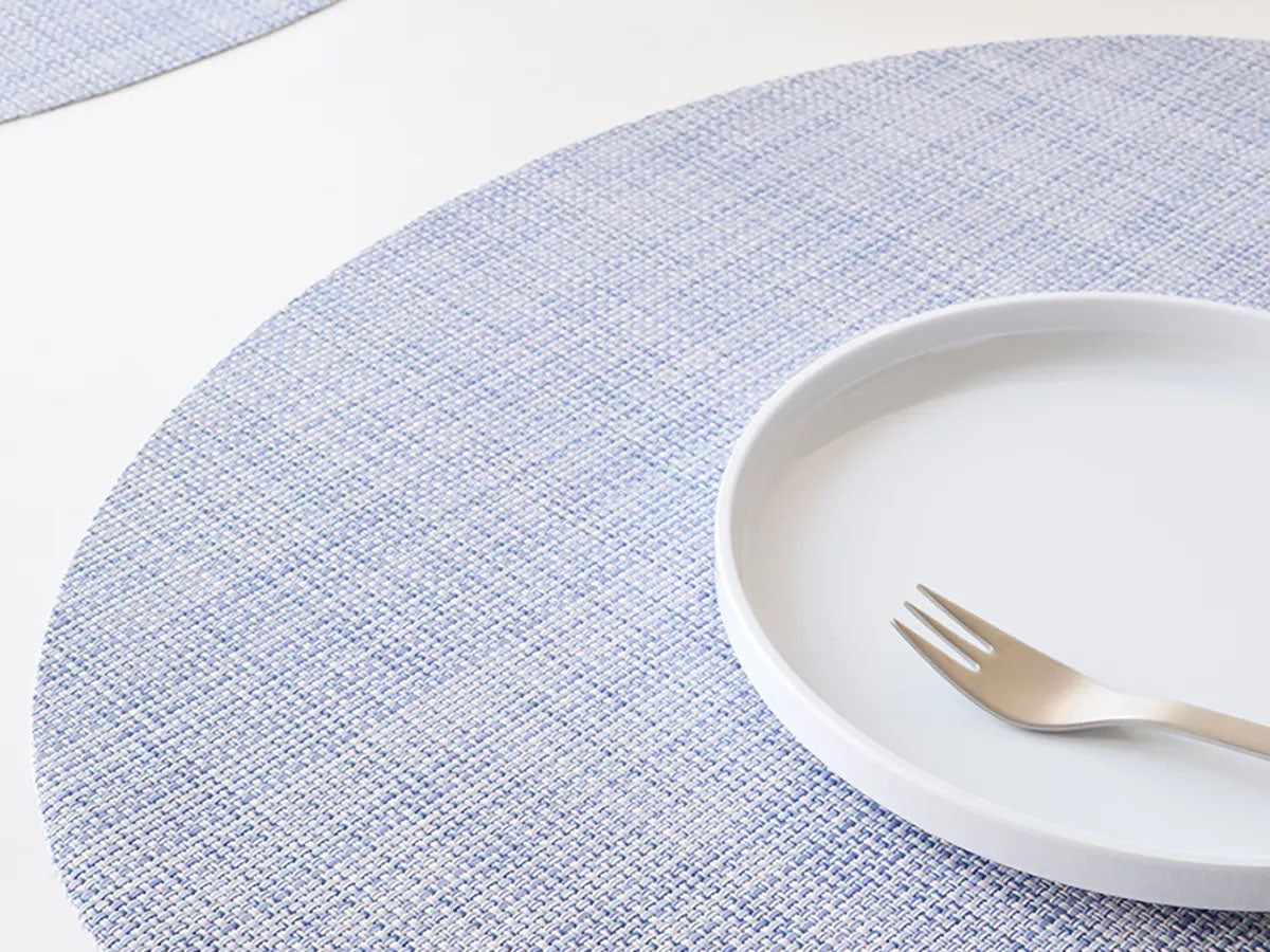 Detail van de mini basketweave structuur van de ovale placemat, periwinkle
