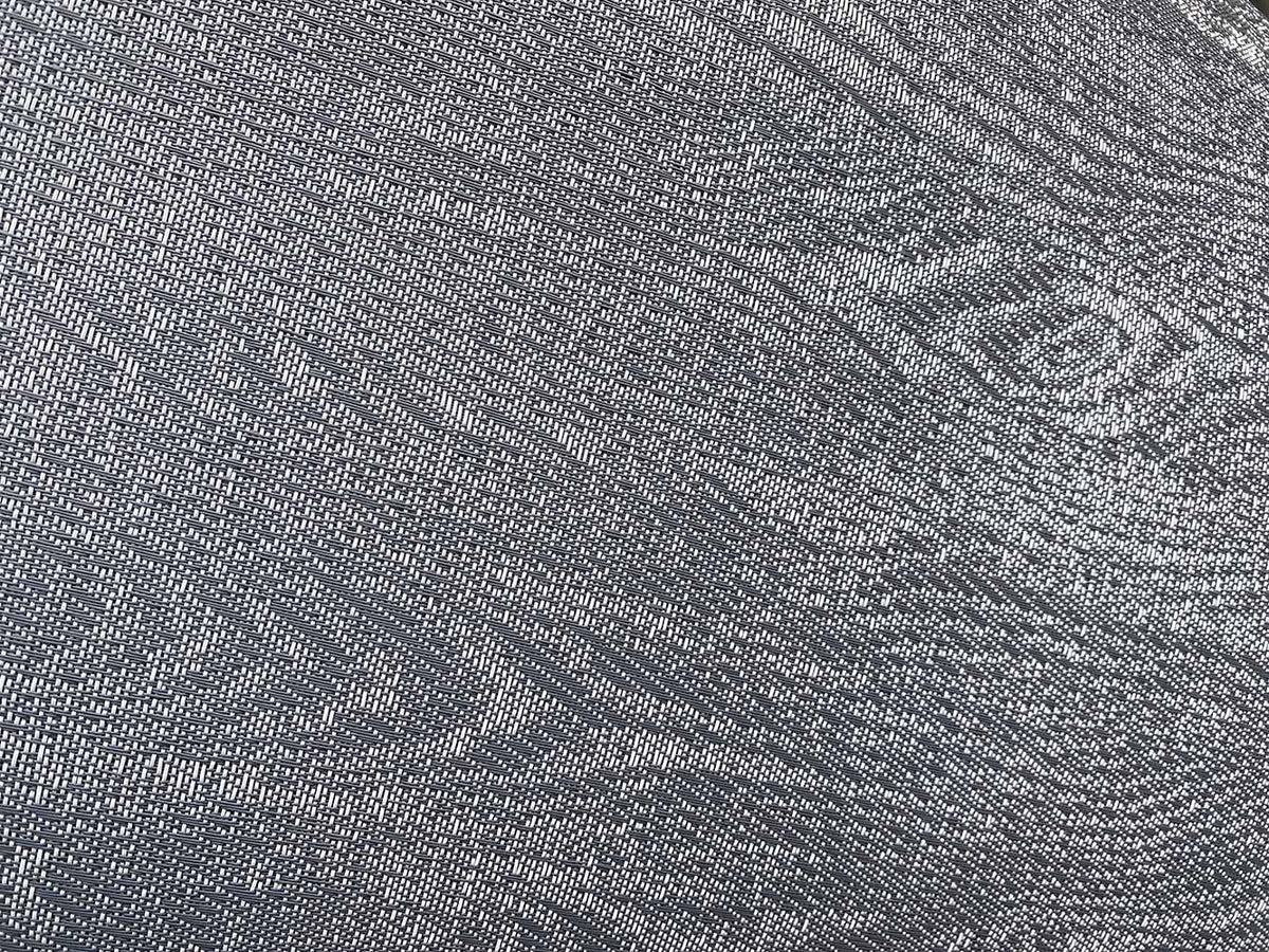 Chilewich Woodgrain vloerkleed in Slate, detail van het houtnerfpatroon