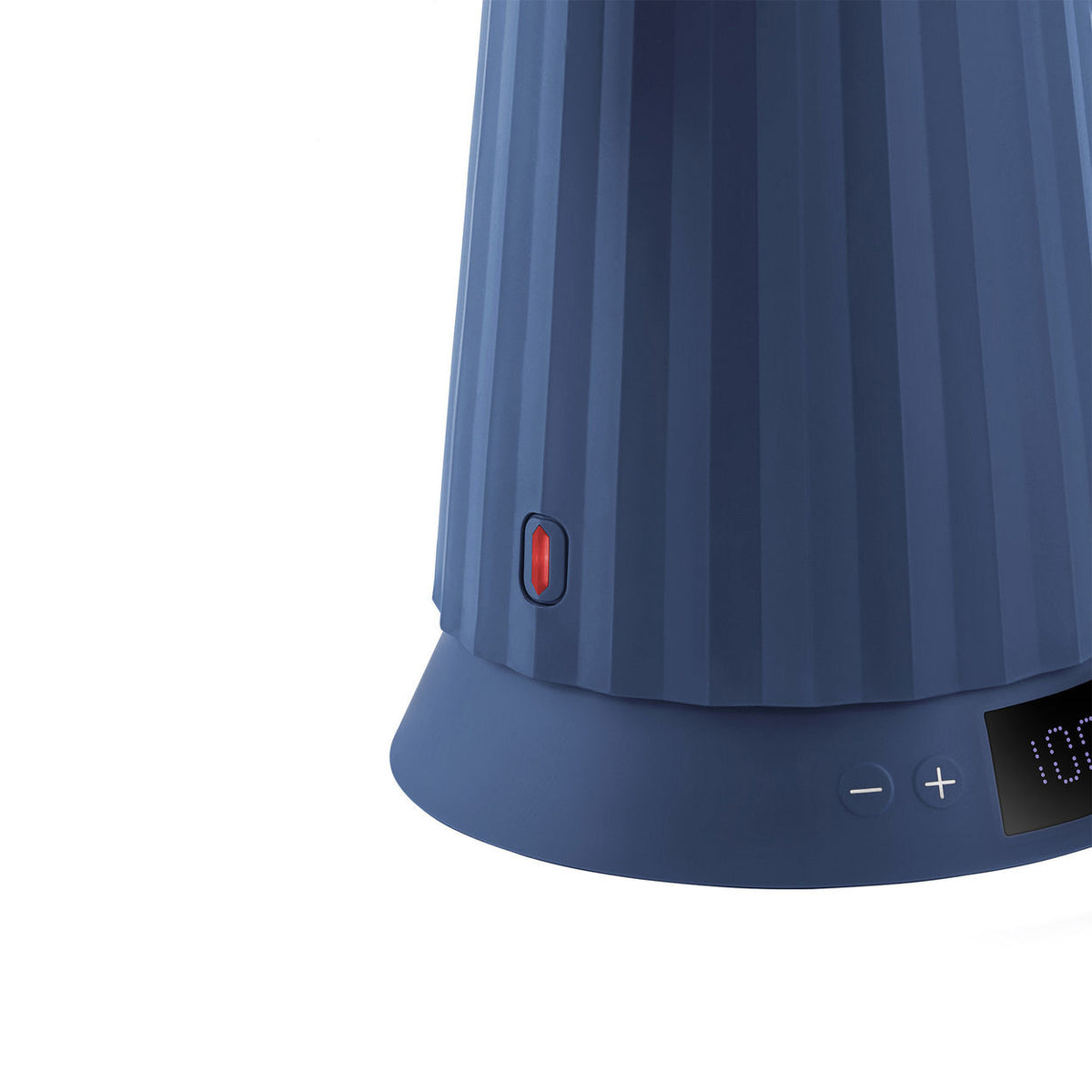 Detail van de Plissé waterkoker in donkerblauw met rood ledlampje