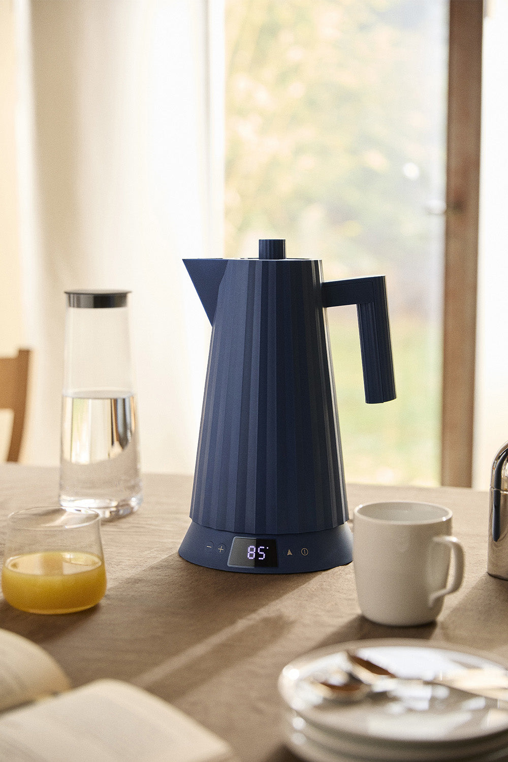 Plissé waterkoker in donkerblauw tijdens gebruik