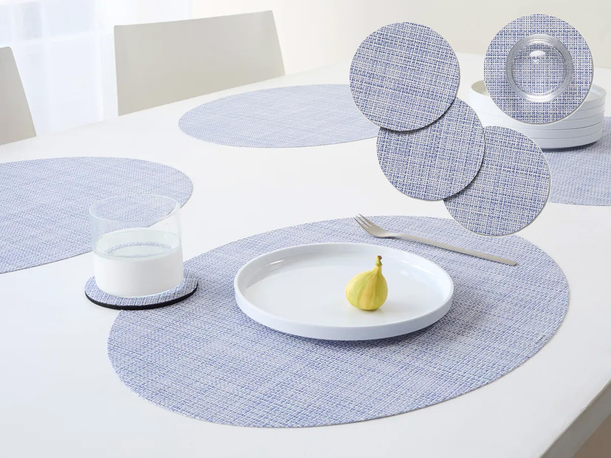 Mooie onderzetters in gebruik op placemats en servies, kleur blauw-paars
