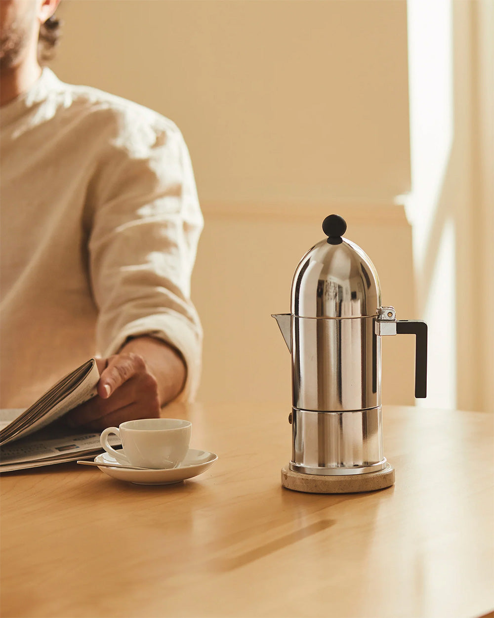 Cupola koffiemaker van Alessi, zwart, met knop en zwarte handgreep in detail