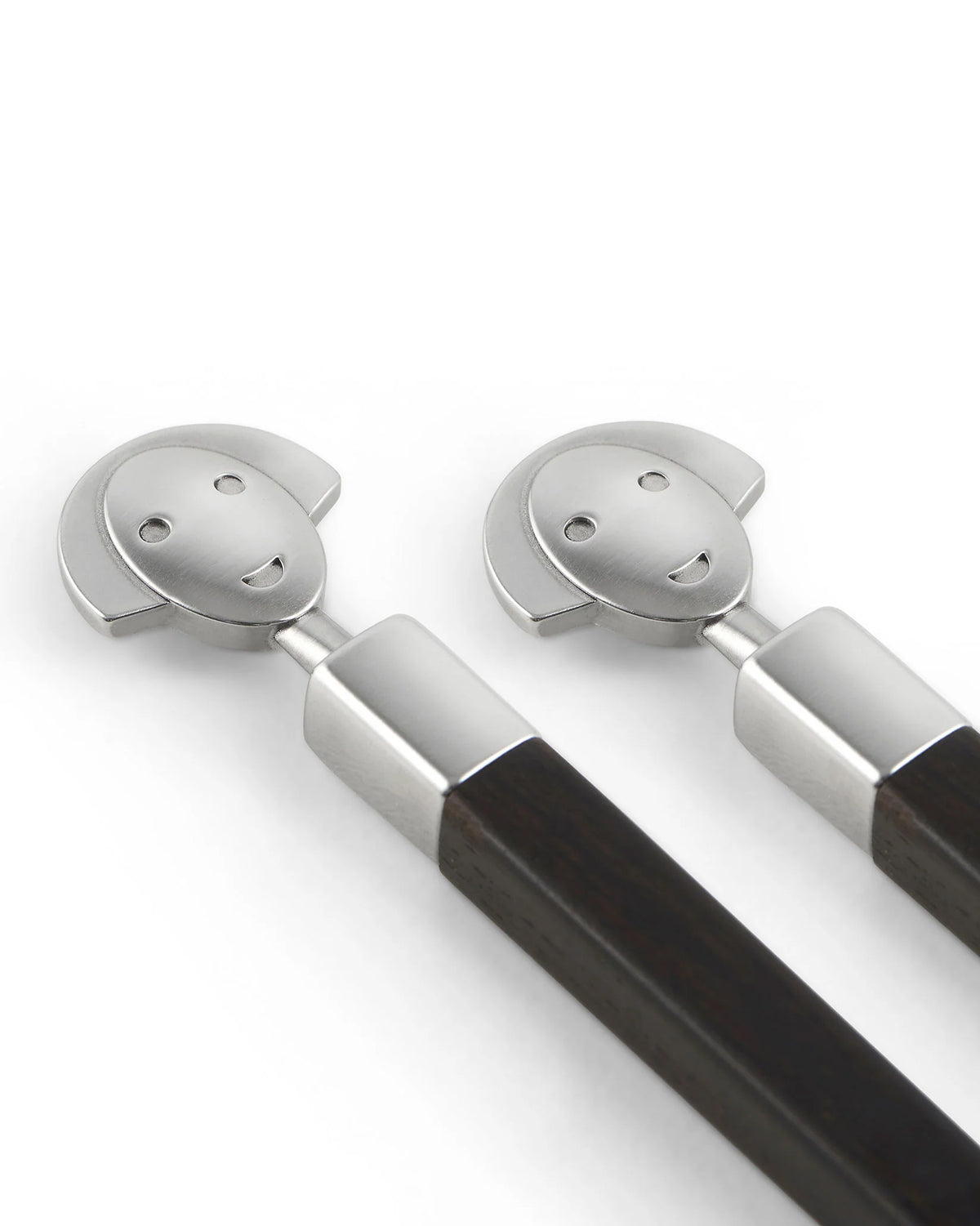 Alessi Chopsticks Anna, detail van het gepolijste stalen gezicht op ebbenhouten eetstokjes