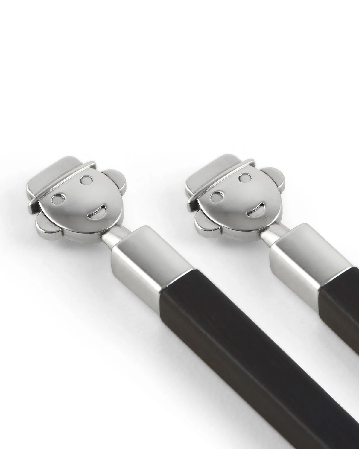 Alessi Chopsticks Sandro, detail van de gepolijste stalen gezichtjes