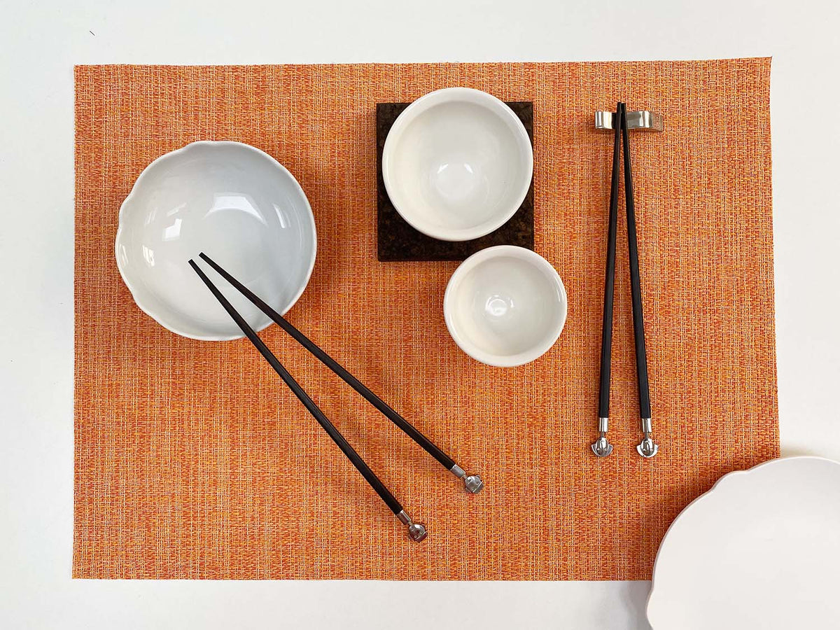 Alessi Chopsticks Anna eetstokjes met vis-houder, in gebruik bij kommen op placemat