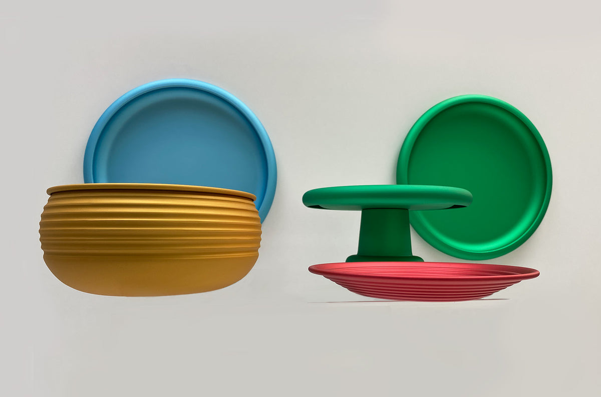 Discolo cakestand naast andere modellen uit de serie Il Tornitore Matto, in diverse kleuren