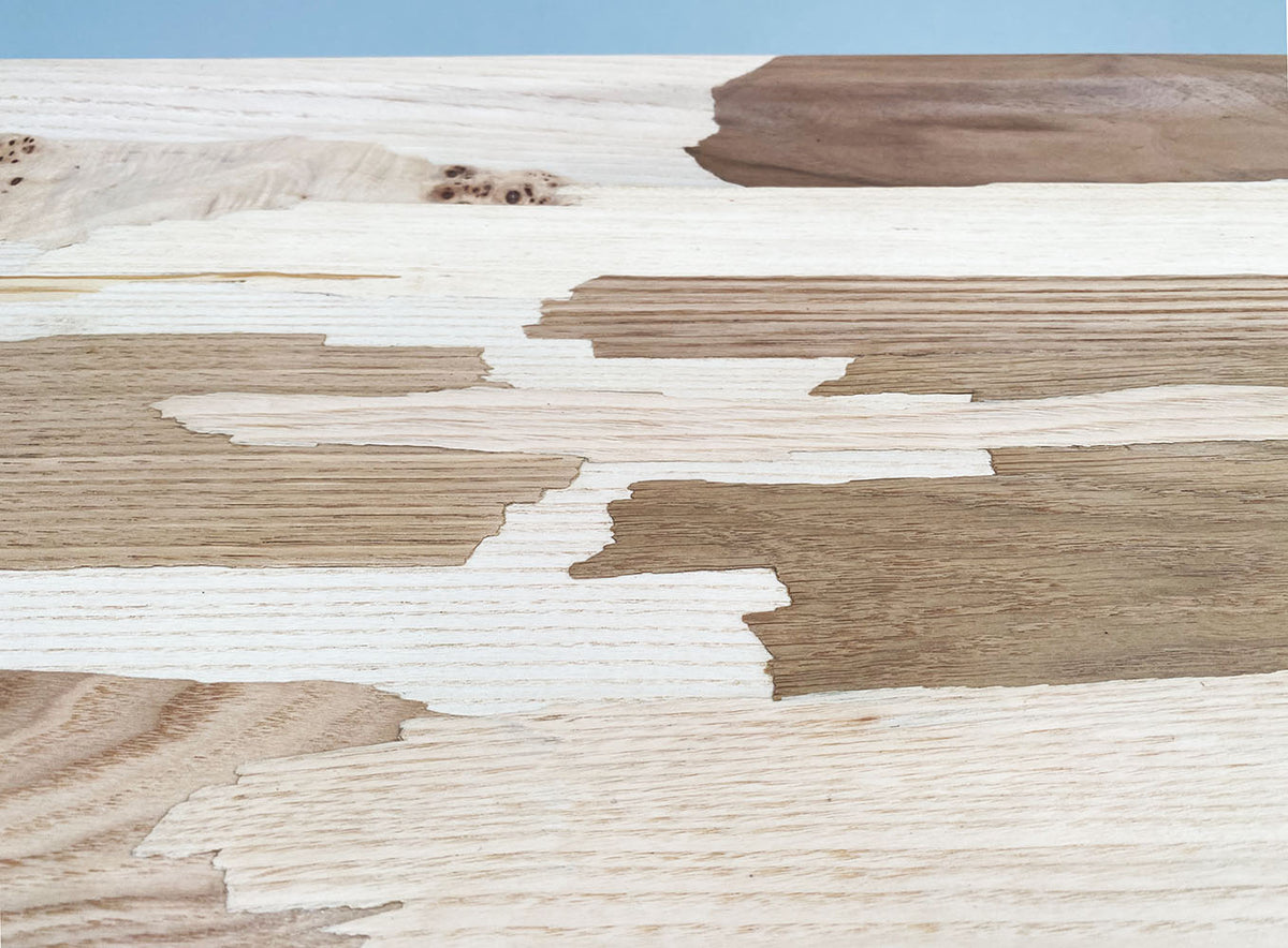 Detail van de gelaagde houtstructuur van het Re-Veneer dienblad van Alessi