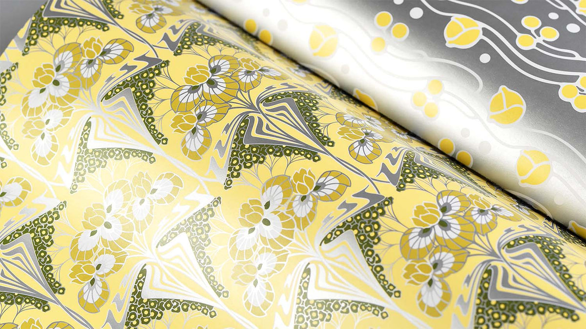 Detail van het Art Nouveau-inpakpapier, geel en grijs bloemenpatroon