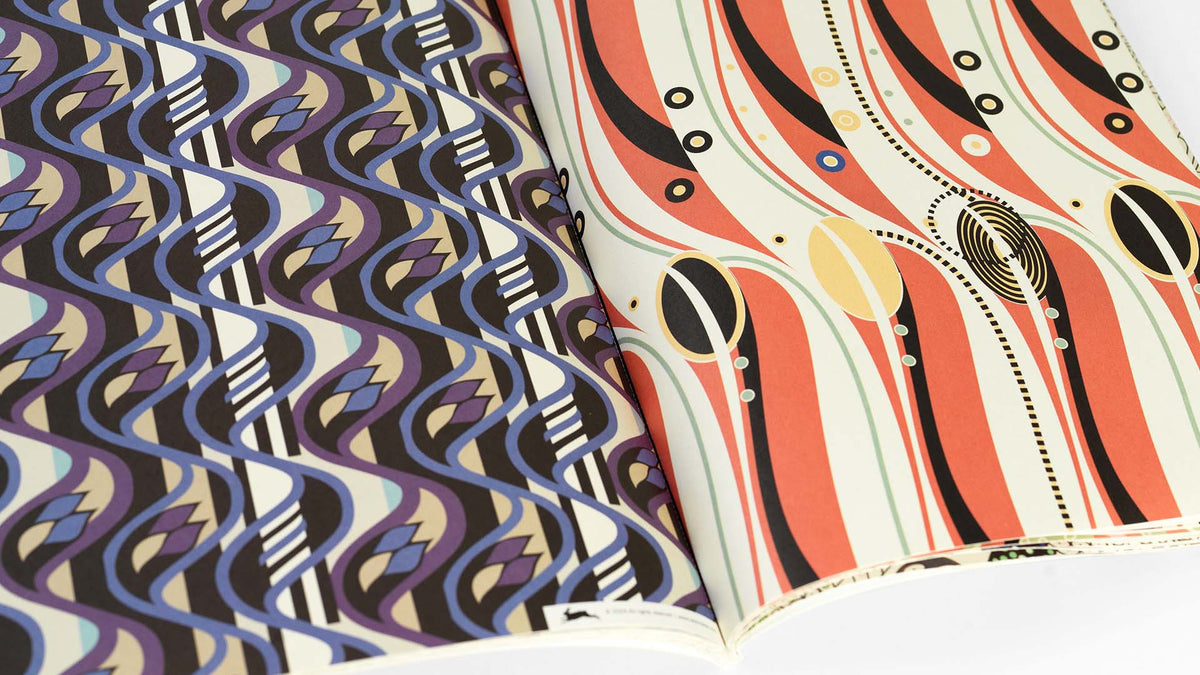 Detail van het Mackintosh-inpakpapier uit de Alessi GiftWrap Set, paars en oranje patroon