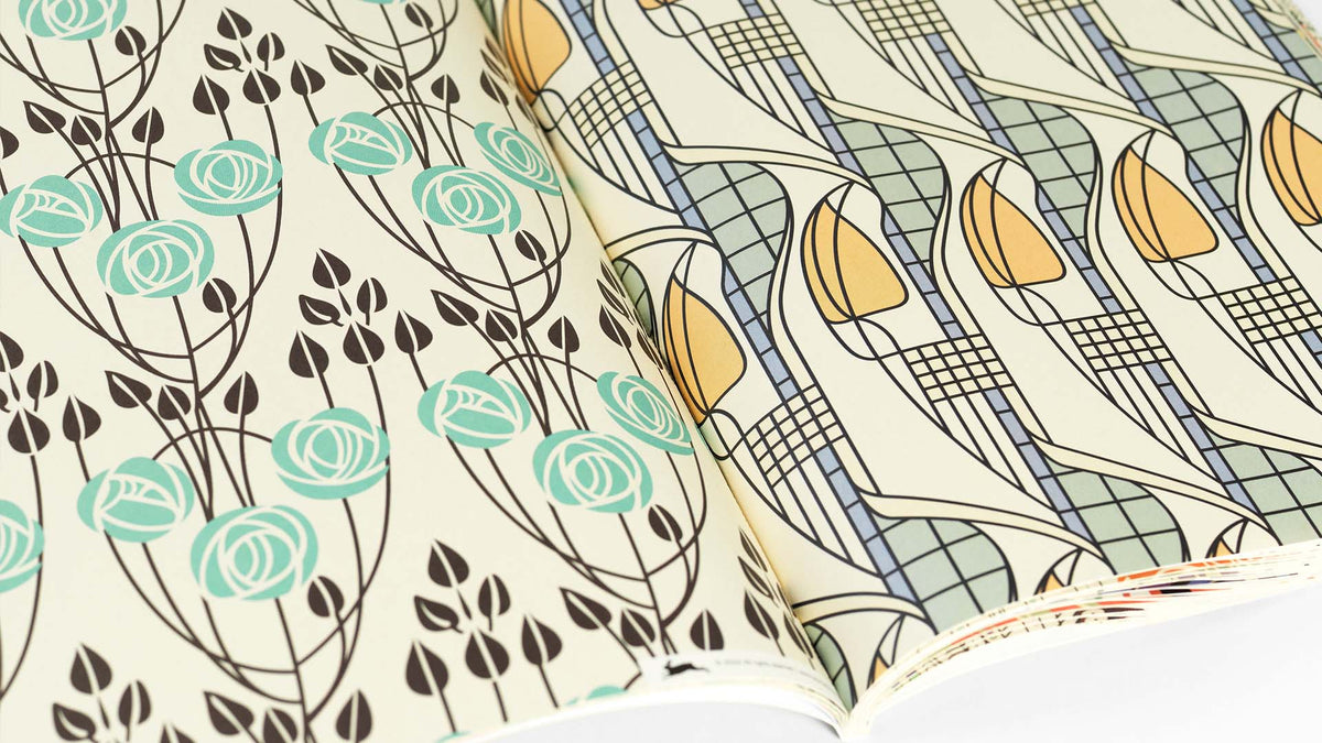 Detail van het Mackintosh-inpakpapier, roze rozenmotief en geel bloemenpatroon