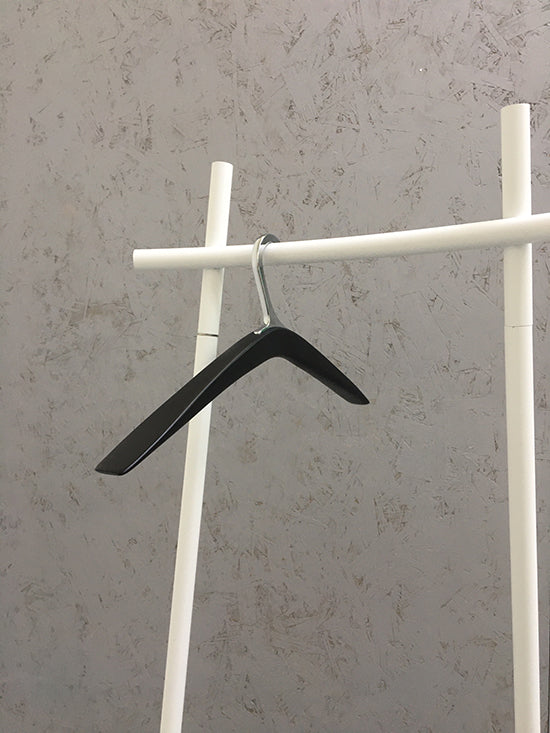 Radius houten kledinghanger Polo in zwart met verchroomde haak