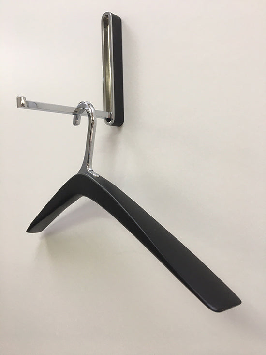 Houten kledinghanger Polo zwart met brede uitloop, zijaanzicht