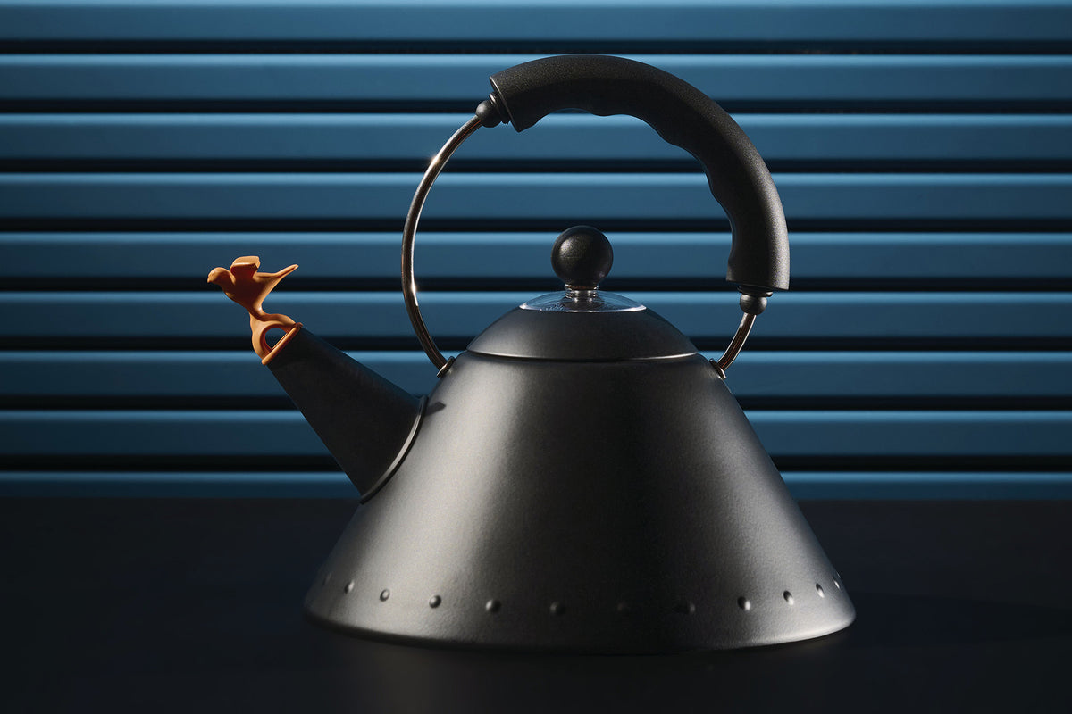 Detail van de oranje vogel op de tuit van de zwarte Alessi fluitketel New Black Edition, ontwerp Graves