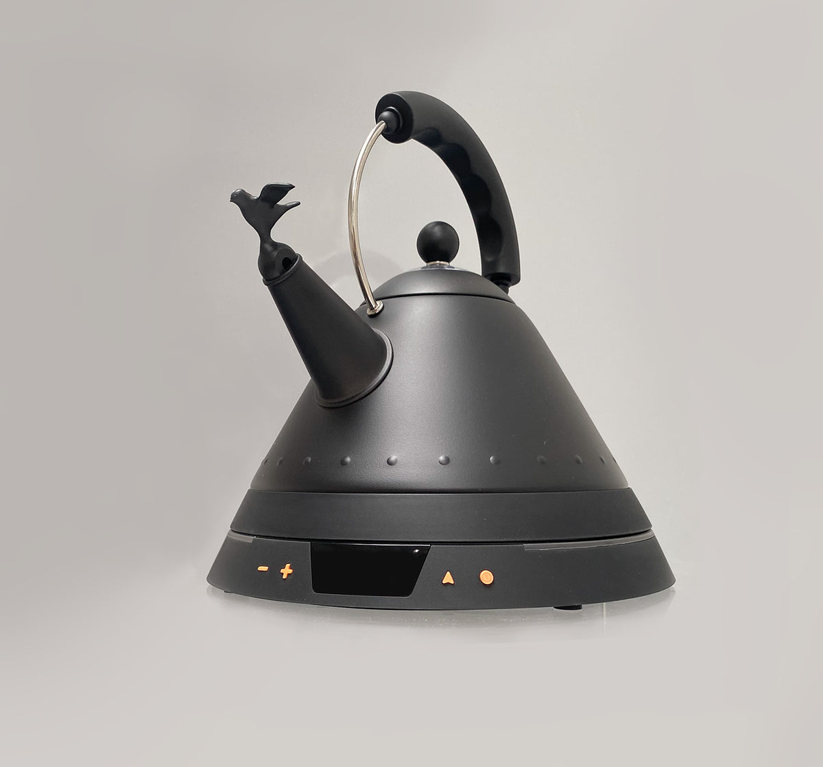 Alessi MG32 waterkoker met temperatuurregeling, editie 2025, zijaanzicht met zwarte vogel als fluitje